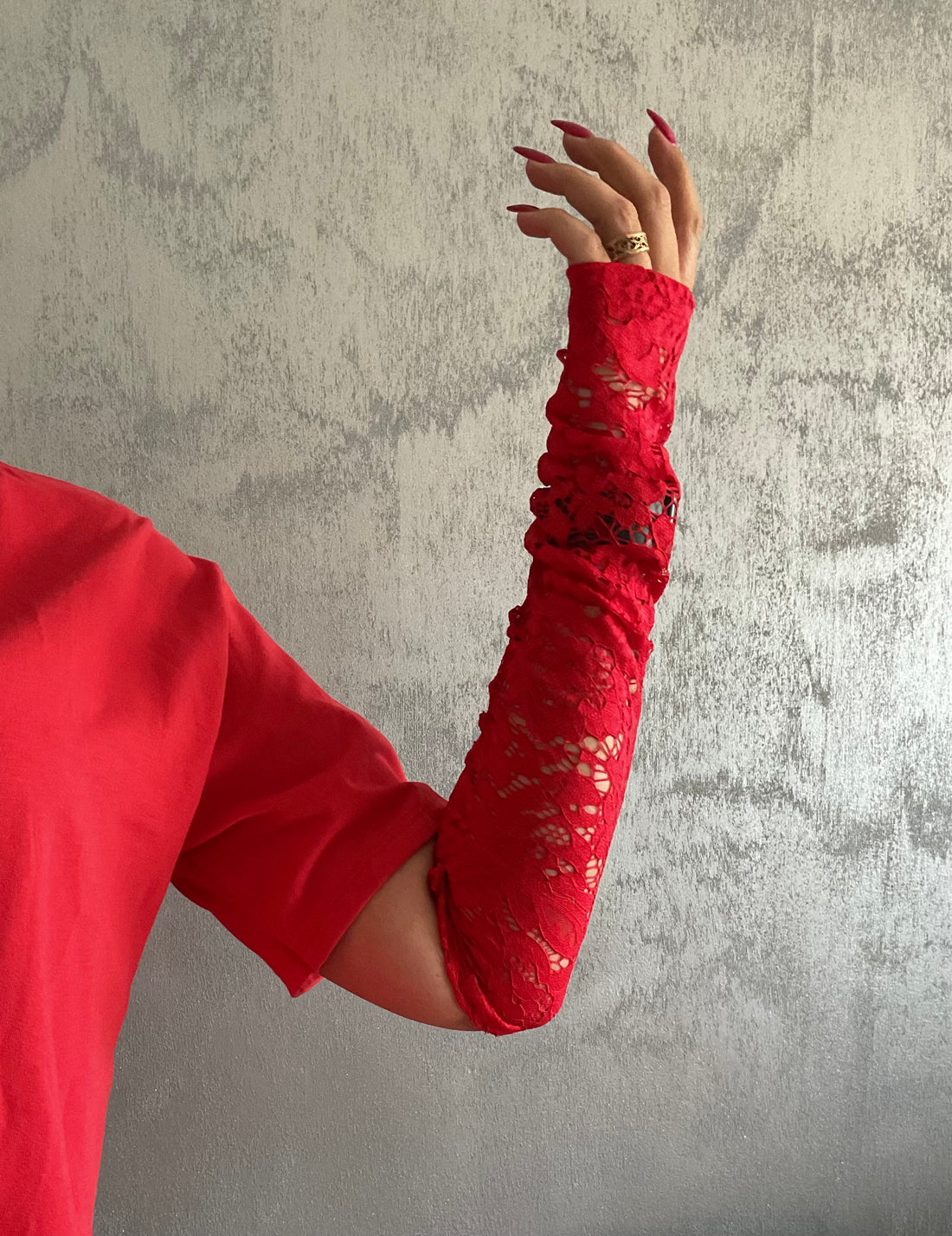 T-shirt con manicotti in pizzo